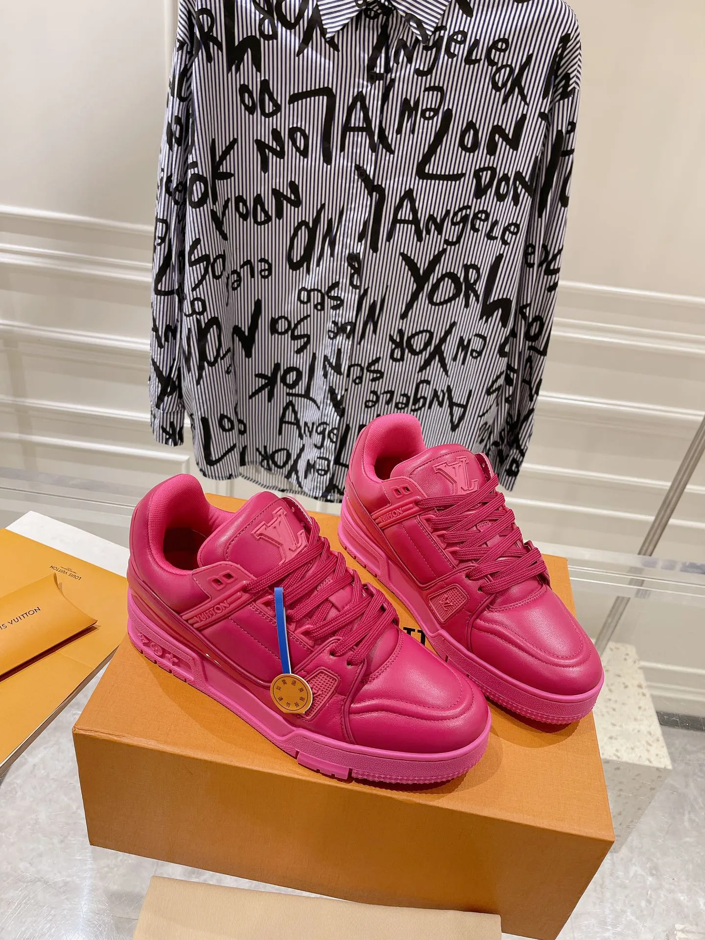 👟👟Ex-factory price 840👟👟 Top version #couple style 2024 hot LV 𝘁𝗿𝗮𝗶𝗻𝗲𝗿 series of the latest couple style sneakers, the quality has been upgraded again, the details are awesome, it just doesn’t look too good! The model was sold out immediately within ten minutes of the official website going on sale. TPU outsole, mold fee is 2w+. The texture is comparable to the original version. The feet are made of polymeter micro-material and breathable British mesh. The details are the same as the original version. Please pay attention to distinguish the currency materials on the market. Size: Female 35-39, Male 39-45M